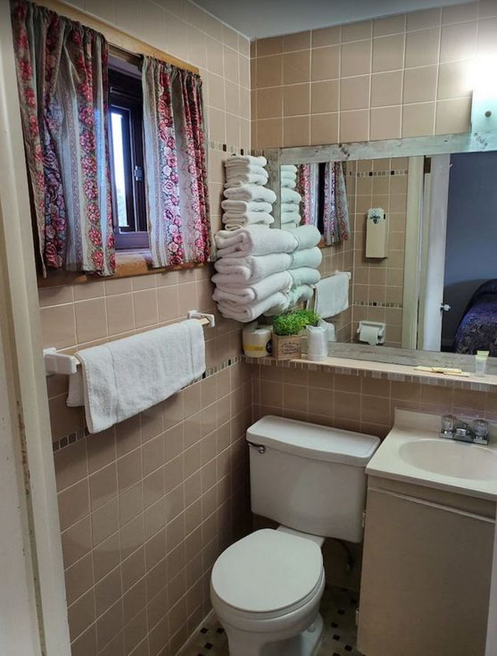 Gateway Motel - From Web Listing (newer photo)